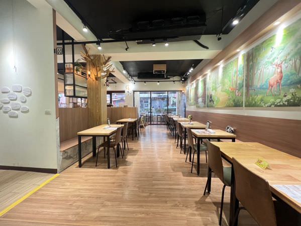 森林小徑健行店用餐環境